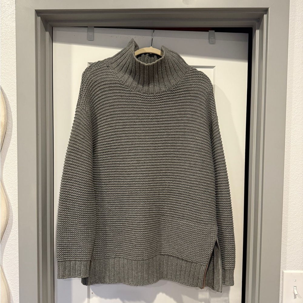 Lululemon Size 10 gray chunky knit sweater